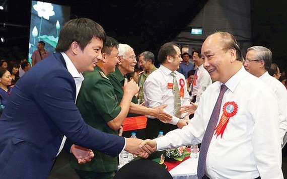 阮春福總理（前右）親切會見各代表。（圖源：越通社）