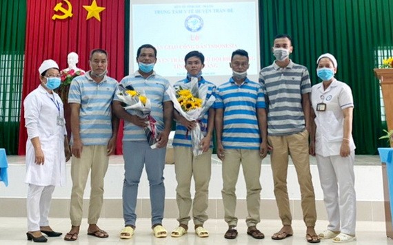 海上遇險獲救的5名印尼籍水手返國前與醫護人員合照。（圖源：刻心）