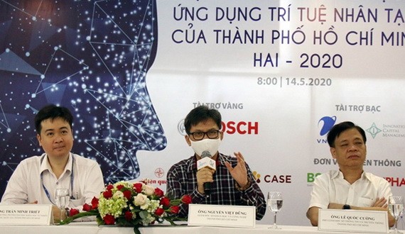 市科學與技術廳廳長阮越勇（中）在新聞發佈會上公佈“2020年本市應用人工智能革新創意項目”比賽。（圖源：V. Lê）