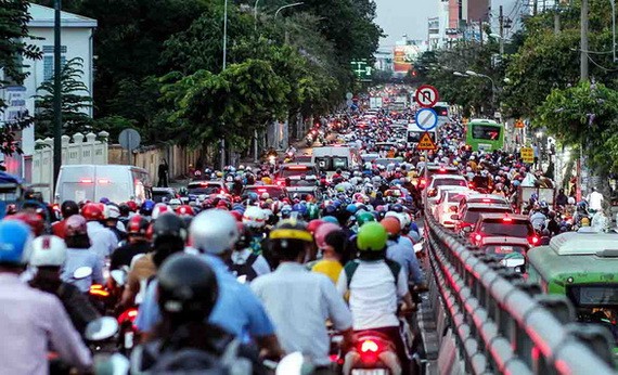 舊邑郡阮泰山高架橋附近路段下班高峰期車輛擁堵長達一公里，人車寸步難行。（圖源：周俊）