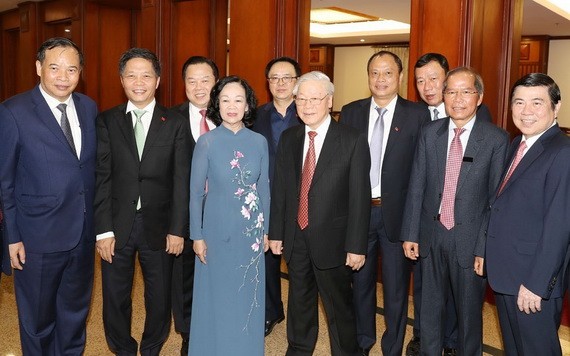 總書記、國家主席阮富仲與各代表合影。（圖源：越通社）