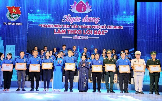 市委副書記武氏蓉（前中）向遵循胡伯伯訓言的先進青年頒發獎狀。（圖源：市黨部新聞網）