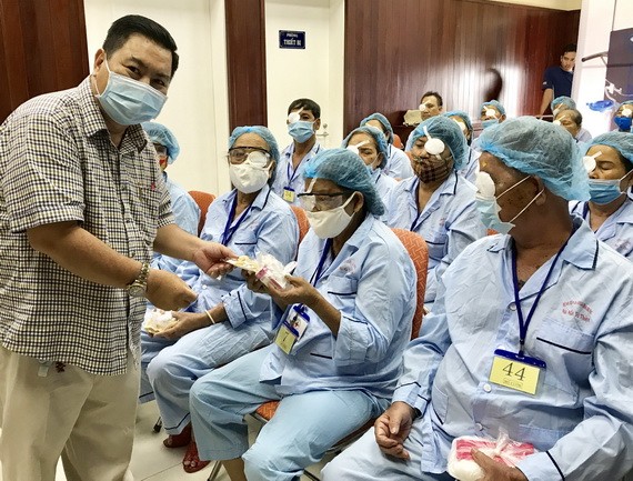 丁文森向施手術後病人問候和送口罩。