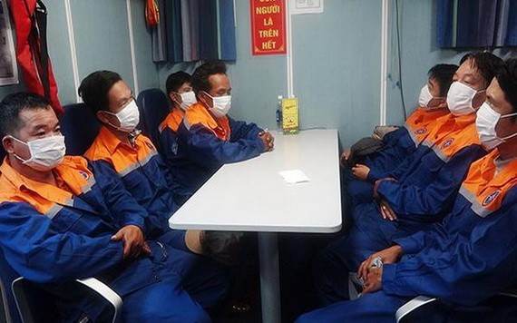 海上沉船遇險的7名漁民及時獲救並安全送上岸。（圖源：MRCC）