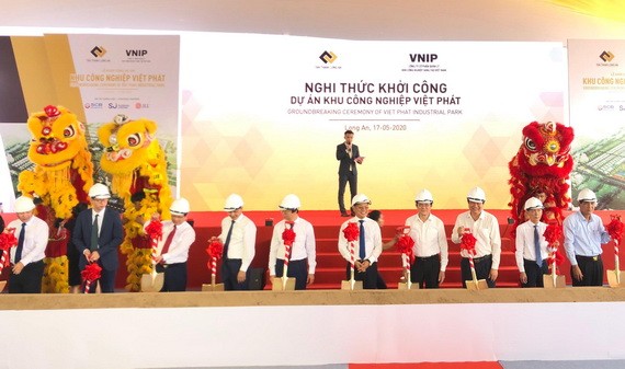 眾多領導為越發工業區主持動工儀式。