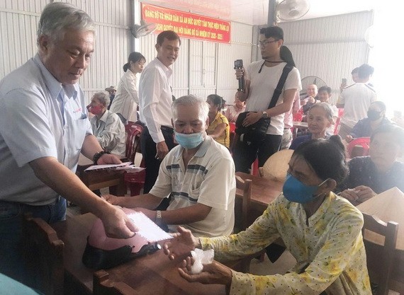 第十一郡社會工作團探望檳椥省巴知縣安德鄉並向當地民眾贈送現金禮物。（圖源：明英）