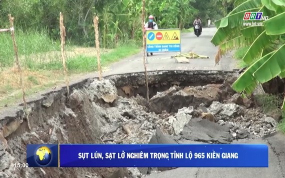 965號省路坍塌、破裂路段長逾50米、最深逾2米，全部路面破裂，導致各類車輛無法行駛。（圖源：視頻截圖）