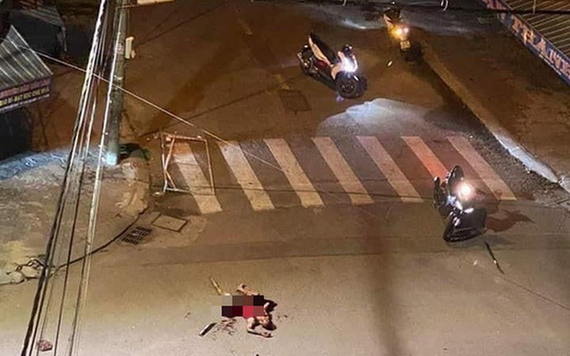 案發現場，一名男子被砍斷手臂倒地，隨後死亡。（圖源：PTH）