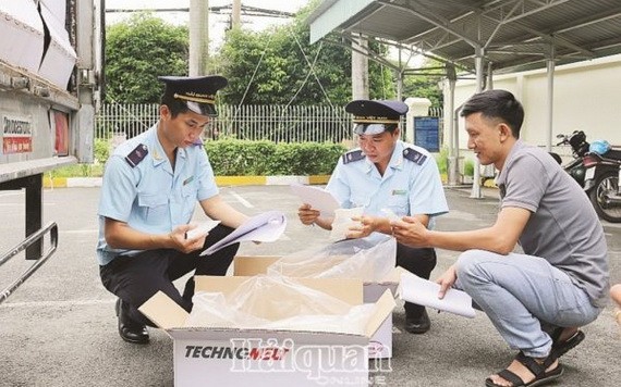 同奈省海關局所屬邊和海關分局公務員檢查進出口商品。（圖源：海關報）