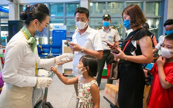 乘務員為乘客檢測體溫。（圖源：Zing）