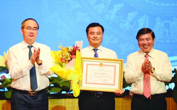 市領導獎勵都市鐵路管委會主任。（圖源：市黨部新聞網）