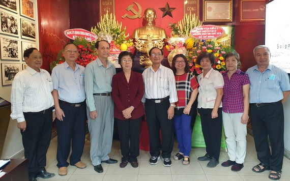 市各民族文學藝術協會成員在第五郡胡志明主席紀念館合照。