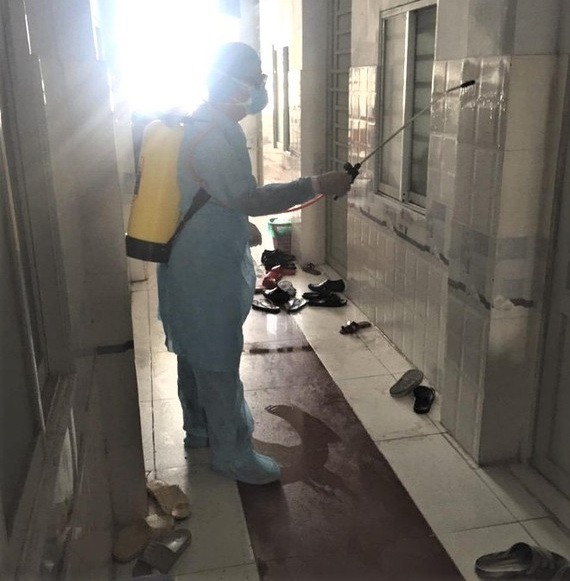 防疫工作人員對該非法入境的婦女居所及附近進行噴灑消毒。（圖源：光輝）