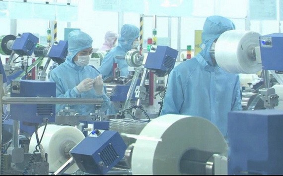 太原省Samju Vina公司的工人們在上班期間都佩戴口罩，經常洗手消毒。