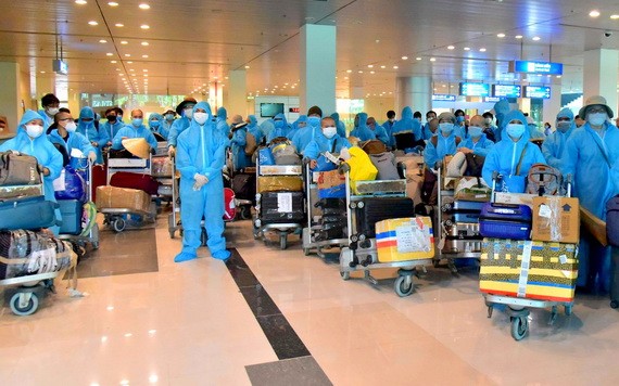 回國同胞全程穿著防護服。（圖源：俊光）