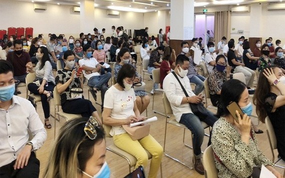 家長到越澳國際學校本市第十郡二月三日街分校要求與學校代表會晤。