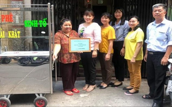 家住第四坊第二街區華人婦女畢嘉麗剛獲郡婦女會贈送謀生工具。