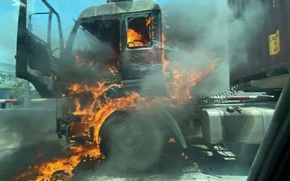 牽引車起火，現場火勢猛烈。（圖源：VNN）