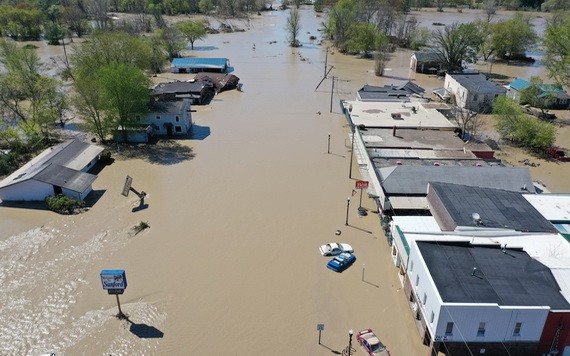 連續多日的降雨導致當地河流水位上升，造成美國密歇根州中部的伊登維爾大壩和桑福德大壩潰堤。大壩潰裂後，洪水不斷湧入附近的村莊和城市。 （圖源：AFP）