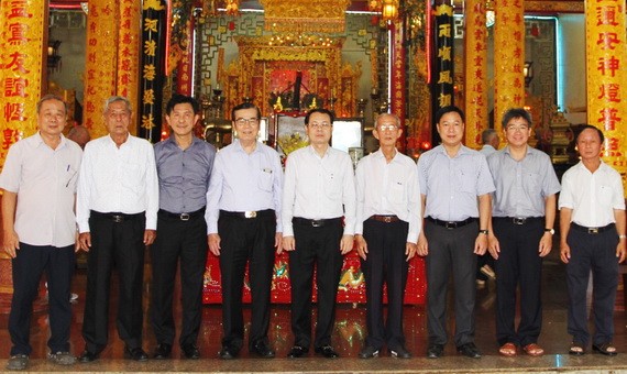 第五郡郡委書記阮文孝(右五)和陪同團與海南會館理事會合照留念。