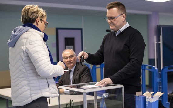 3月15日，在法國北部城市里爾一處投票站，選民參與投票。 （圖源：新華社）