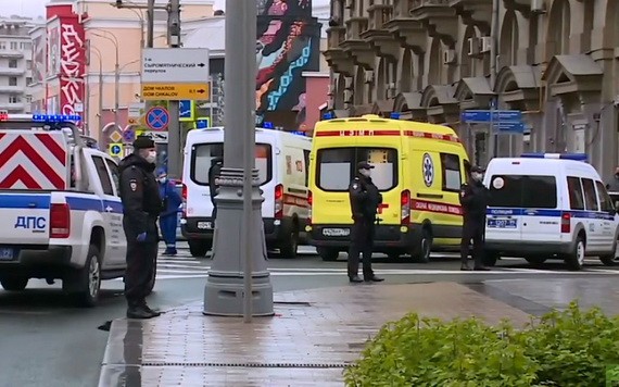 警方迅速趕到事發現場並在外警戒。（圖源：互聯網）