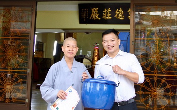 妙法寺住持釋宏心法師向陳列室代表捐贈懷舊物品。