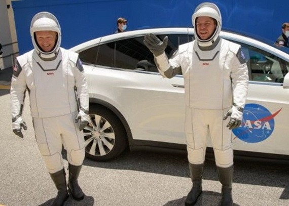 赫利（左）和本肯（右）完成升空前的最後演練。（圖源：互聯網）