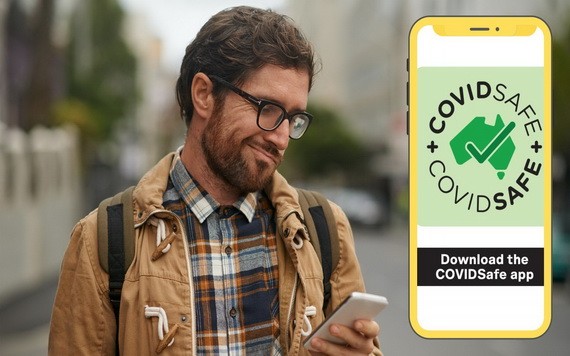 一名澳洲男士在查看手機上的病毒接觸者追蹤應用程序消息。（圖源：互聯網）