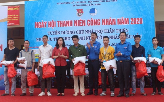 共青團北寧省省委代表向貧困工人贈送禮物。（圖源：陳舒）