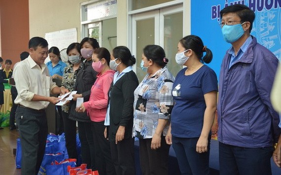 富潤郡勞動聯團向工會會員贈送禮物。