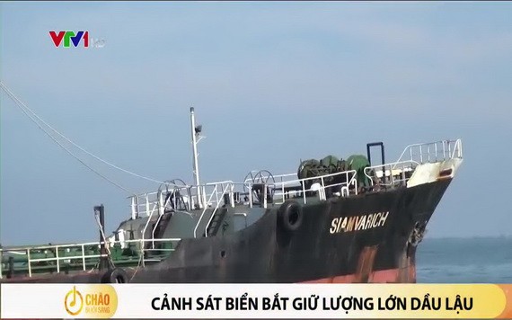 第三海警區司令部最近逮捕一艘載有170萬公升燃油駛入我國海域銷售的外籍船。（圖源：VTV視頻截圖）