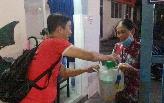 “愛心之家”慈善組到第一兒童醫院將禮物及現金交給潘玉薔薇的奶奶。