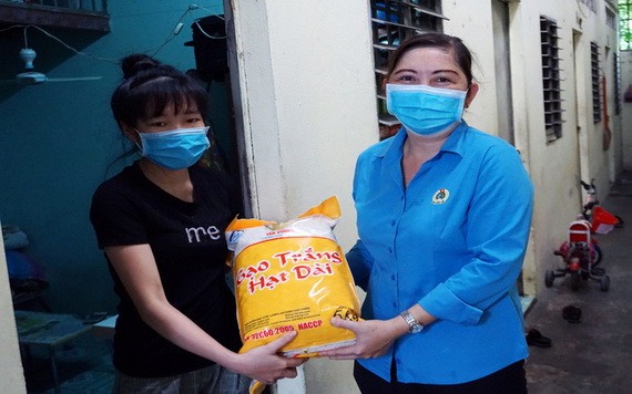 守德縣勞動聯團副主席阮氏清泉向貧困工人贈送禮物。