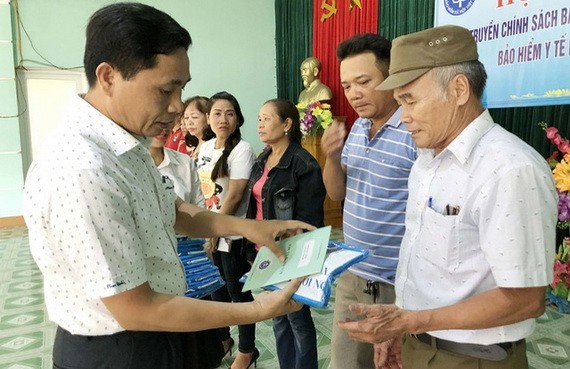 向自願參加社保者發社保證書。