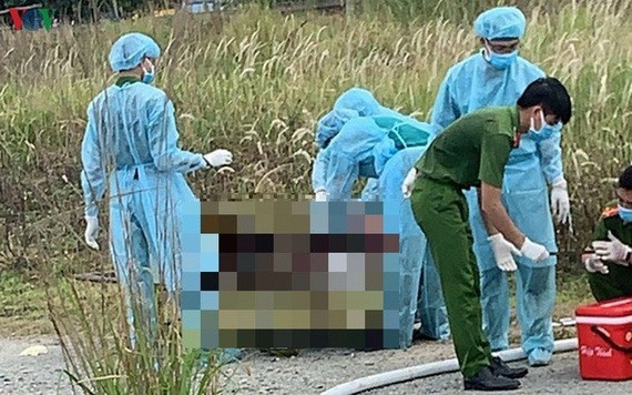 法醫在現場對死者遺體進行屍檢。(圖源:VOV)