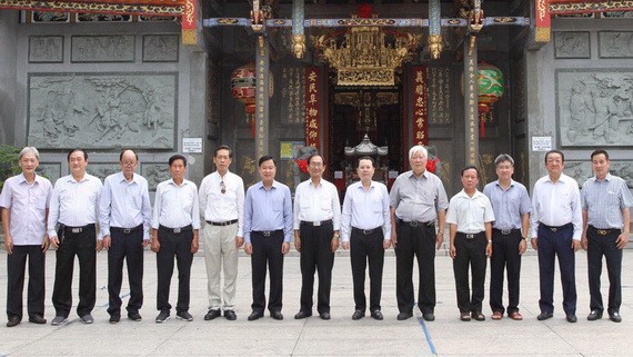 第五郡郡委書記阮文孝(右六)與義安會館理事會代表合影。