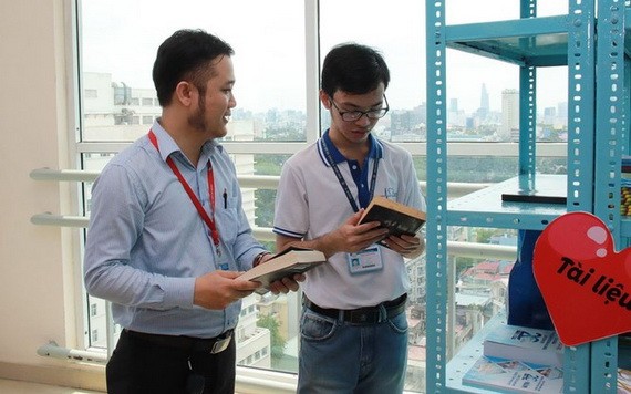 愛心分享區為貧困大學生提供教材。