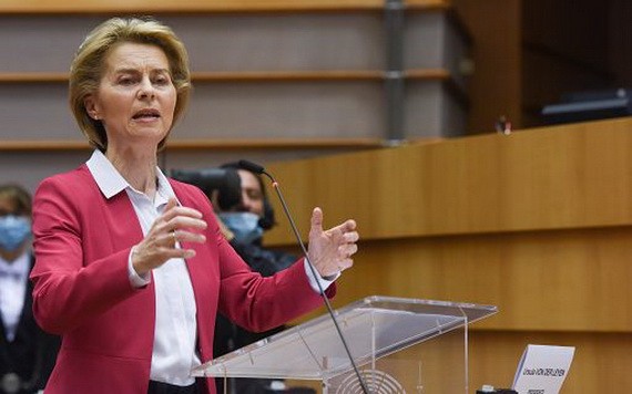 在比利時布魯塞爾的歐盟總部，歐盟委員會主席馮德萊恩在歐洲議會全會上發言。 （圖源：新華社）