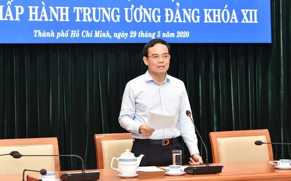 黨中央委員、市委常務副書記陳留光主持會議。（圖源：越勇）