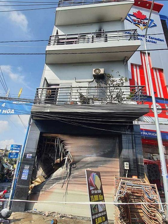 火勢熄滅後的現場，住房的部分物品被燒毀。（圖源：VOV）