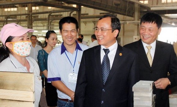 平陽省省委書記陳文南(右,二)春節探望美福工業區工人。