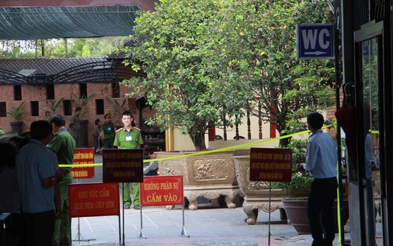 職能機關在平政縣處理違章工程。