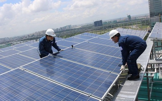 圖為太陽能發電板安裝。（示意圖源：互聯網）