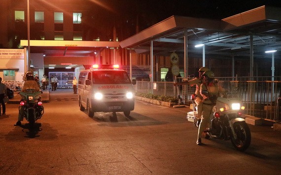 市巡邏帶團警察隊將運送人體肝臟的救護車從新山一機場順利安全護送到市醫藥大學醫院大門。(圖源:警方提供)
