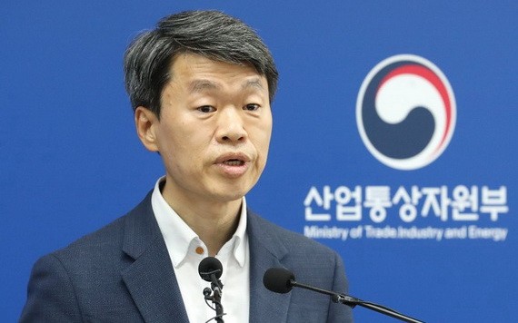 6月2日下午,在韓國中央政府世宗辦公樓,產業通商資源部貿易投資室長羅承植就日本限貿問題表態。(圖源:韓聯社)