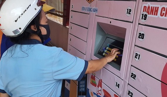 當站在機前,民眾將獲得指引選擇自己需求的用品,包括醬油、調味料、糖、方便麵、大米、洗髮液等,然後按鈕。