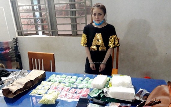 被捕的運毒嫌犯杜如意與毒品物證。（圖源：警方提供）