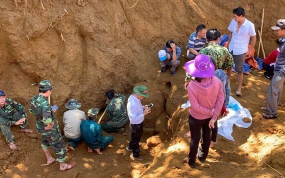 職能力量和烈士親屬發掘17名特工犧牲的集體墓穴。（圖源：德誠）