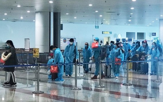 從芬蘭和瑞典撤回的310名公民於昨(6)日安全抵達內牌機場。（圖源：VNA）